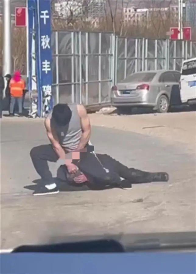 男子當(dāng)街毆打老父引發(fā)社會(huì)深思，倫理與法治的雙重拷問(wèn)